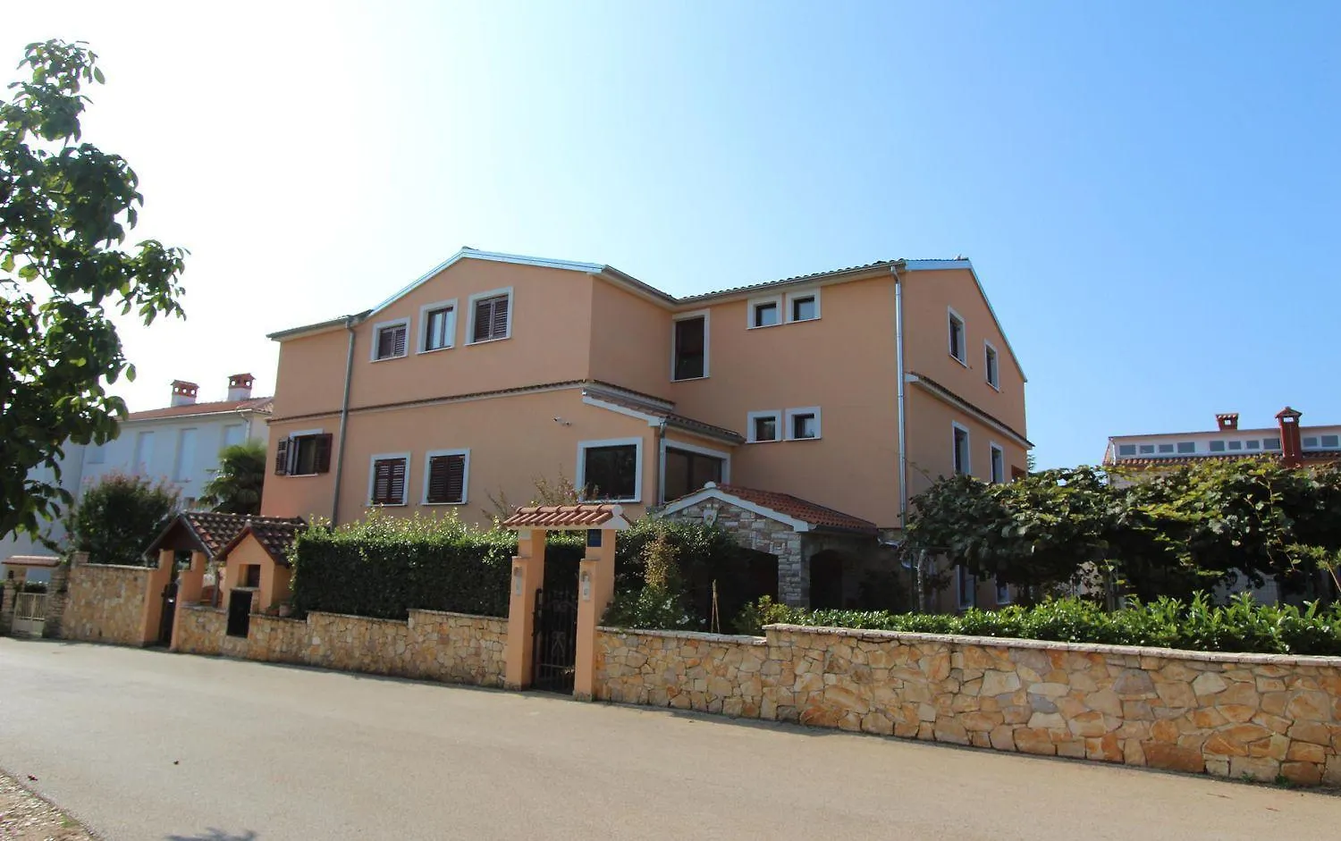 Idyllisches Apartment Nur 200 Meter Zum Strand Mit Taxibootverbindung Nach Rovinj