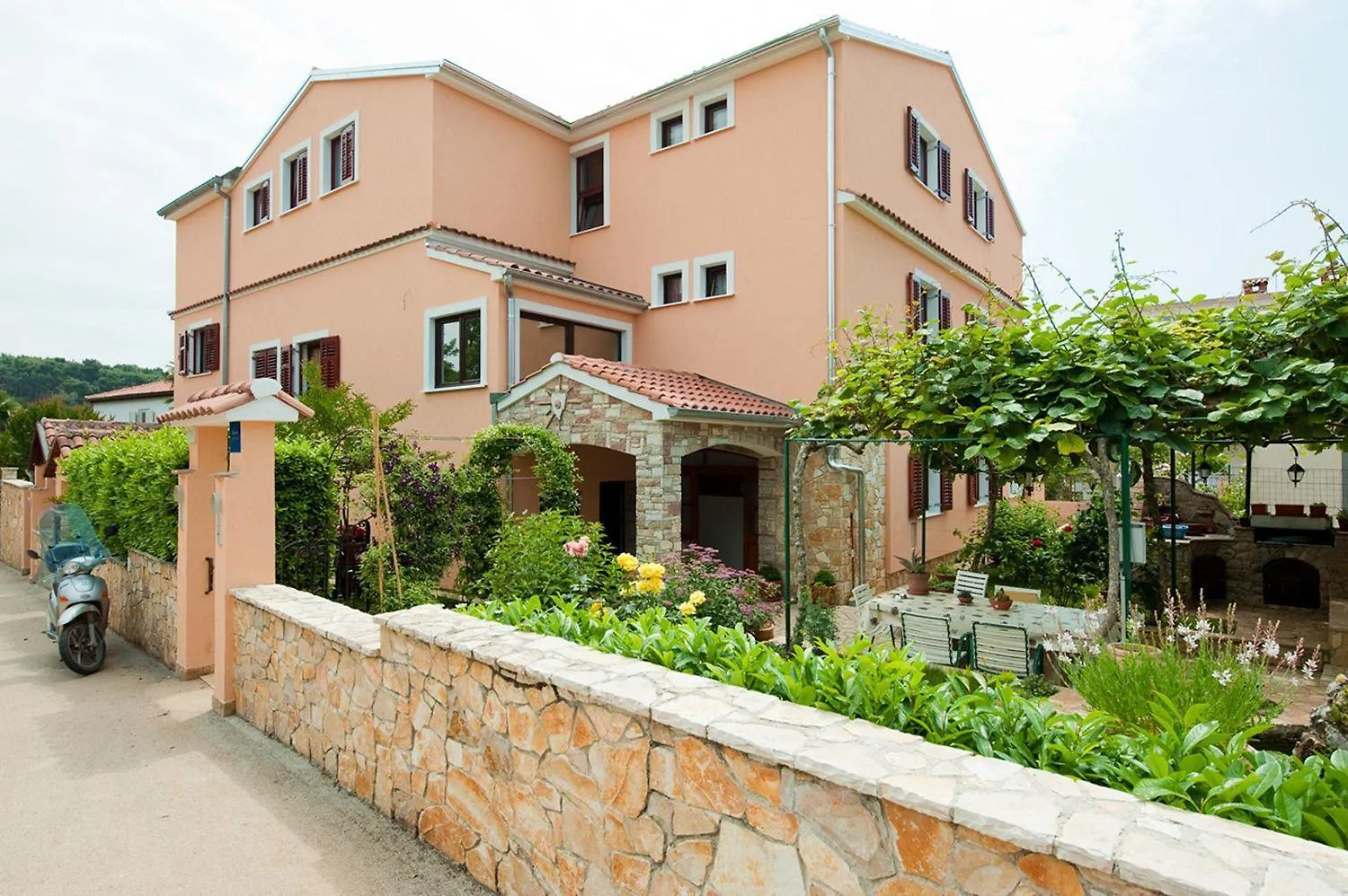 Idyllisches Apartment Nur 200 Meter Zum Strand Mit Taxibootverbindung Nach Rovinj location