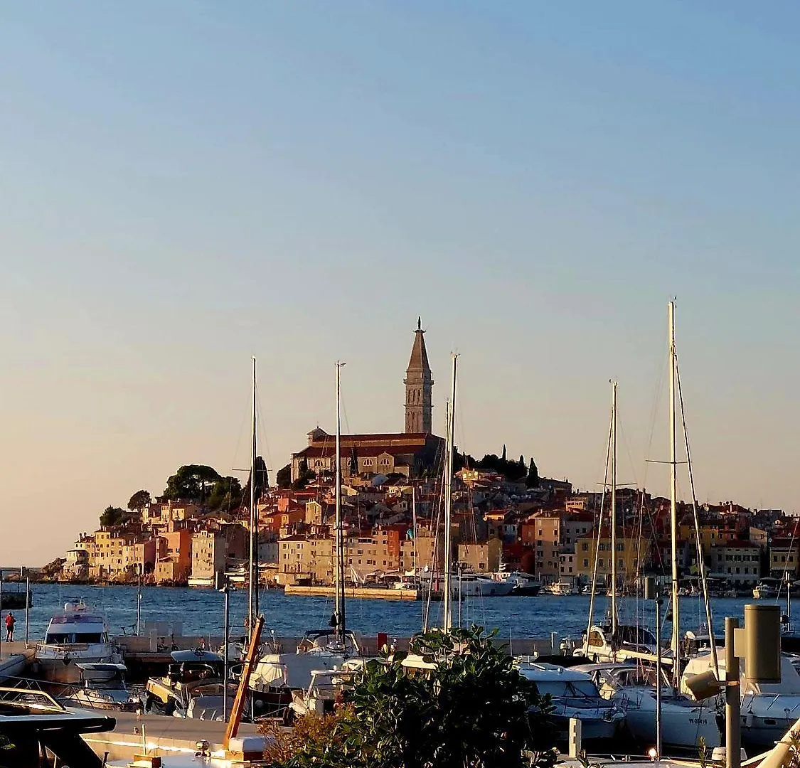 Idyllisches Apartment Nur 200 Meter Zum Strand Mit Taxibootverbindung Nach Rovinj